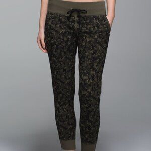 Lululemon No Sweat Pant Mystic Jungle Fatigue Green and Black Size 4 Womens